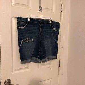 blue rippped shorts